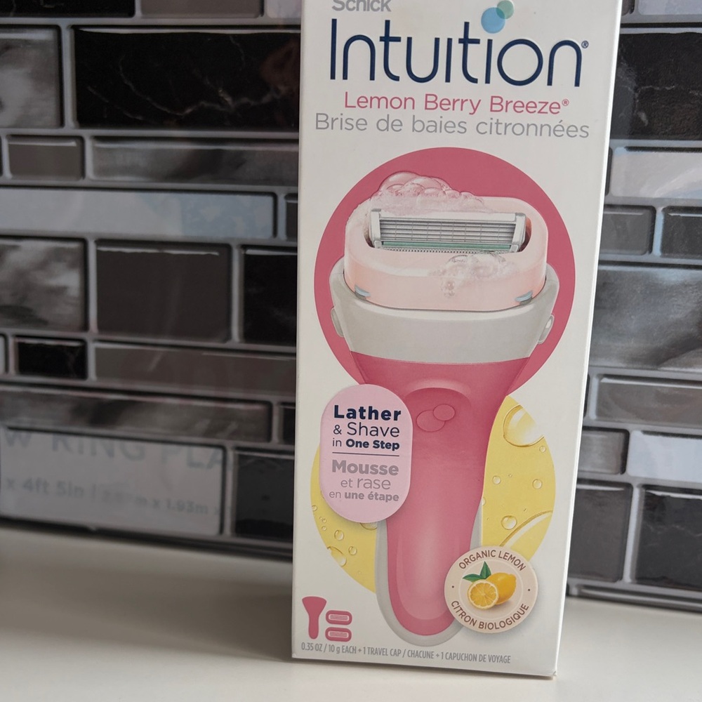 chic Intuition Lemon Berry Breeze Women’s Razor - Pink and White